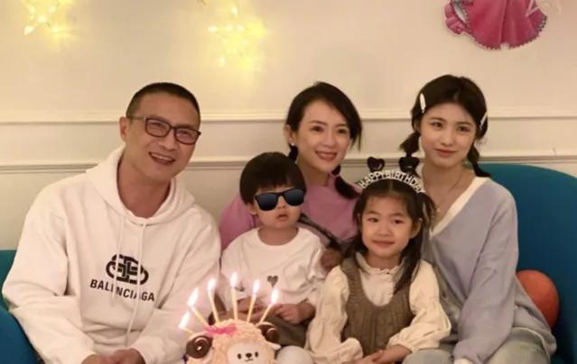 汪峰两个女儿不一般，小苹果高挑小梨涡，章子怡的醒醒都这么尴尬