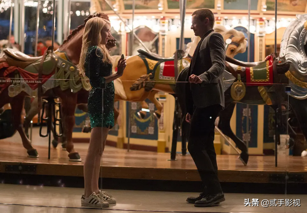 美女主播为得到丰厚奖金,无下限当众掀裙子,在试衣间直播