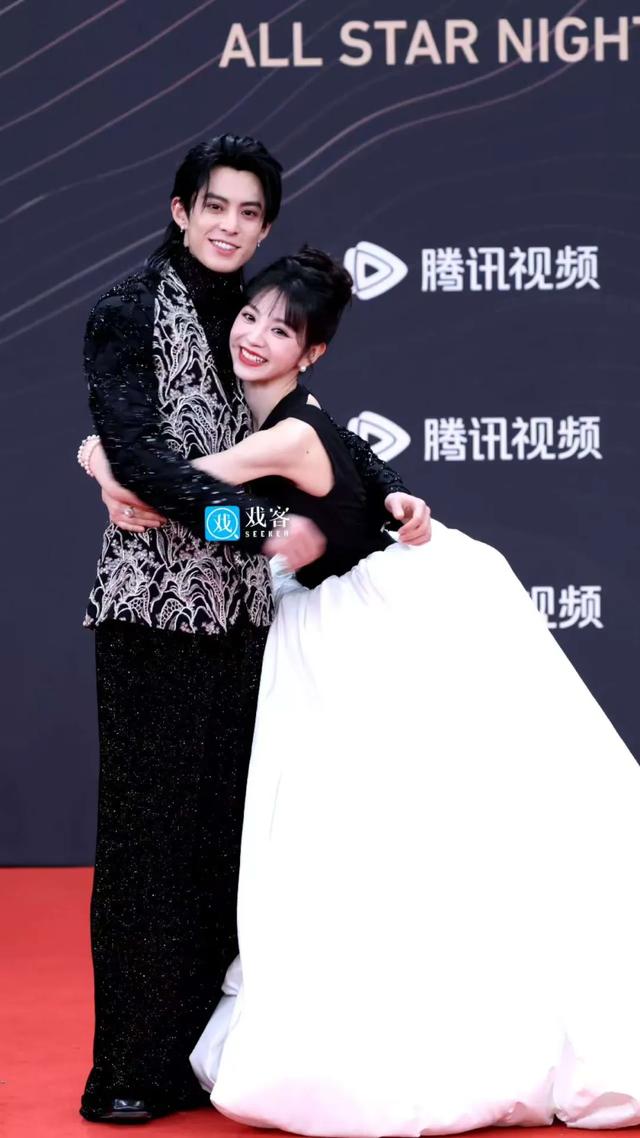 星光大赏太炸裂了!抢话筒露胸贴,各种失误迷路摔倒还下跪