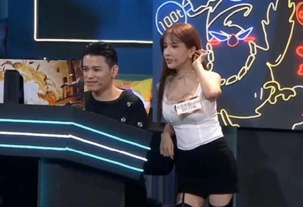 女主播被邀请解说CF，着装触碰直播底线，频繁整理衣物目的太明显