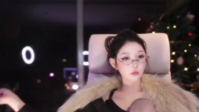 月供30万逼疯顶流！米娜穿五层裤跳舞仍被封：直播不脱活该饿死？