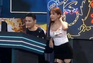 cf女主播(女主播被邀请解说CF，着装触碰直播底线，频繁整理衣物目的太明显)