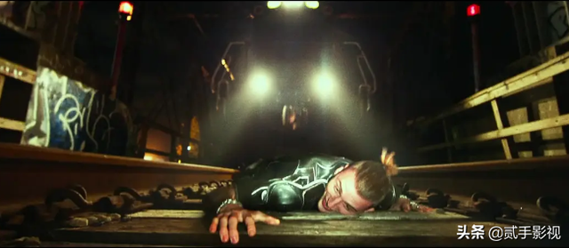 美女主播为得到丰厚奖金,无下限当众掀裙子,在试衣间直播