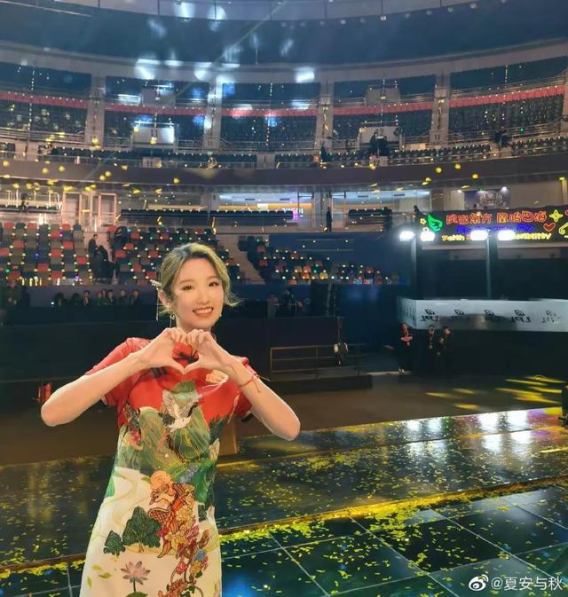 EDG夺冠,这个翻译小姐姐也火了!中英韩三语无缝切换,圈粉大批网友