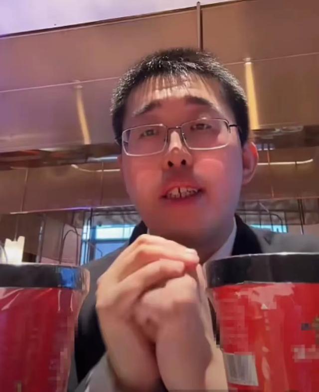 麻六记直播间人气爆棚，张兰日本行程引发热议