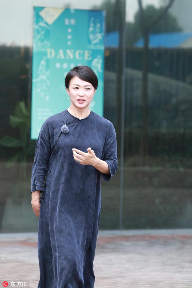 金星“出山”录综艺，身穿旗袍女人味道十足，陈立农高秋梓当嘉宾