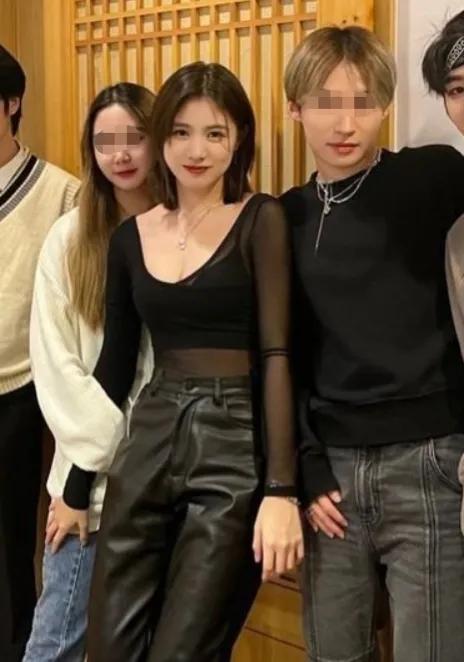 汪峰两个女儿不一般，小苹果高挑小梨涡，章子怡的醒醒都这么尴尬