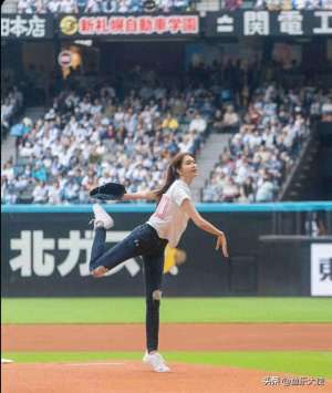 女主播牛仔裤扭臀舞(50岁林志玲日本棒球活动：高调扭臀卖萌跳狐狸舞网友：好有味道)