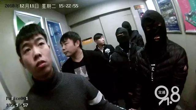 女主播每晚直播不堪表演，13岁儿子就在隔壁房间……