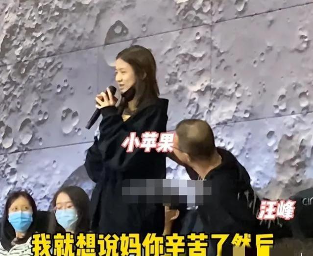 汪峰两个女儿不一般，小苹果高挑小梨涡，章子怡的醒醒都这么尴尬