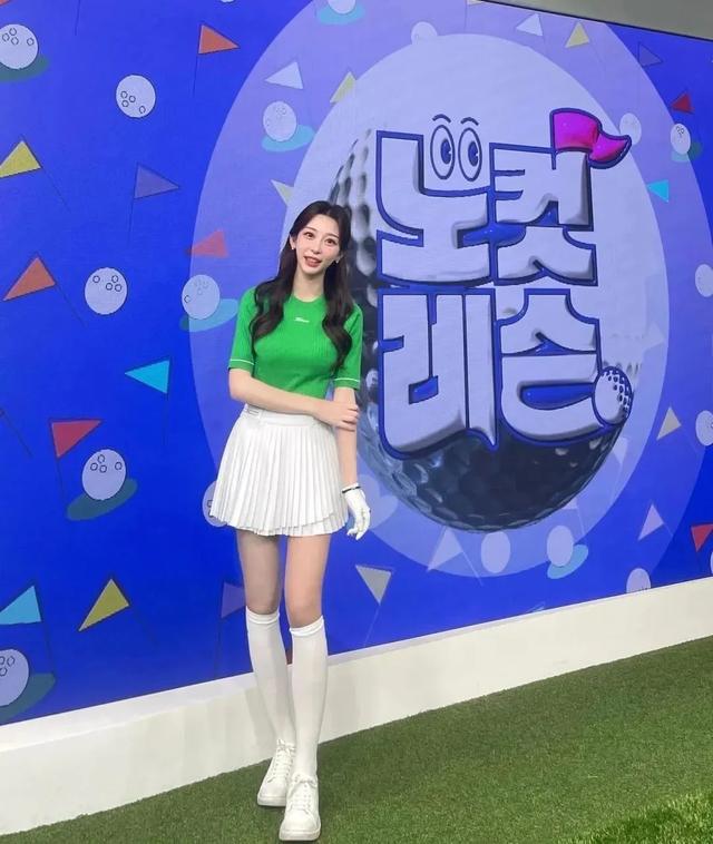 顶级体育女主播!黑丝短裙大长腿!这谁不迷糊啊!