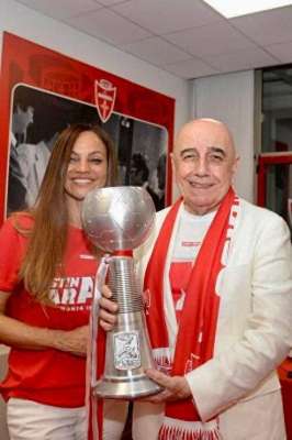 女主播马莉卡(罗体：80岁加利亚尼第三次结婚，妻子比他小23岁&已相恋13年)