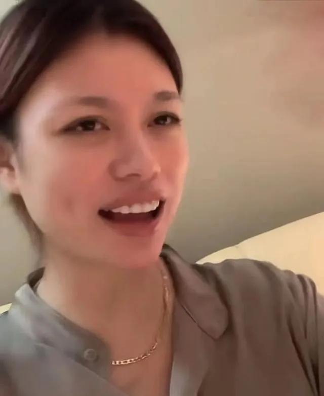 汪峰两个女儿不一般，小苹果高挑小梨涡，章子怡的醒醒都这么尴尬