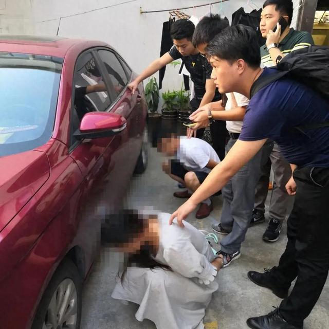 女主播户外直播涉黄当场被抓,已被采取刑事强制措施