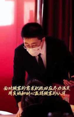 日本女主播擦汗(济南麻六记小井牛了，被高管们贴身服务擦汗喂水又扇风)