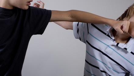 怀疑“社会摇”舞步被抄袭,女主播引发百人持刀互殴