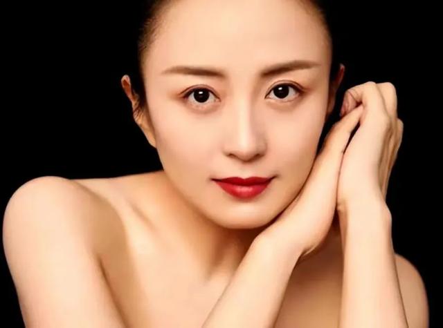 曾经的央视最美主持,却在拍戏时怀孕,今孩子已16岁生父依然成谜