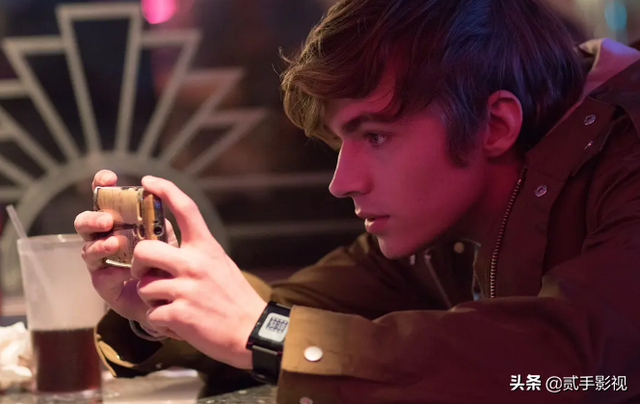 美女主播为得到丰厚奖金,无下限当众掀裙子,在试衣间直播