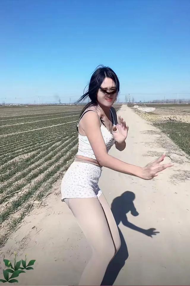 女子零度户外直播跳舞,女子因单薄衣着遭举报