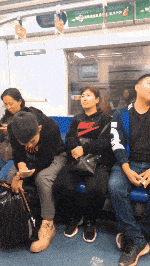 郑凯前女友程晓玥穿紧身裤直播，私处若隐若现，明星也开始擦边