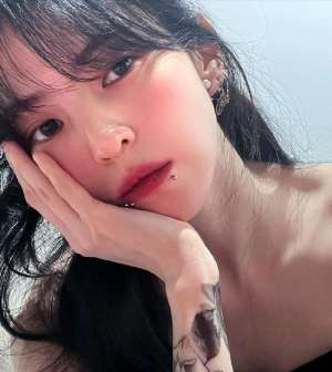 韩国女主播唇(韩素希晒出“唇钉”，透露穿唇过程，令网友担心，演员这样合适吗)