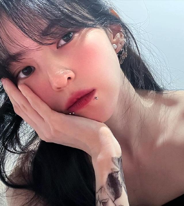 韩素希晒出“唇钉”，透露穿唇过程，令网友担心，演员这样合适吗