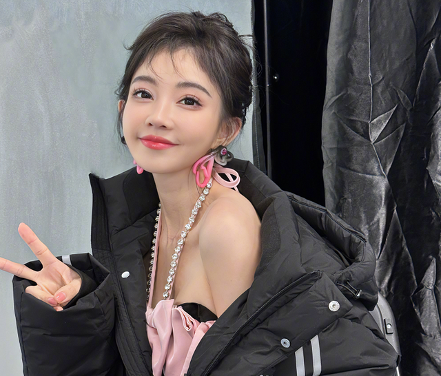 故意还是不小心?冯提莫直播又走光,尺度越来越大了