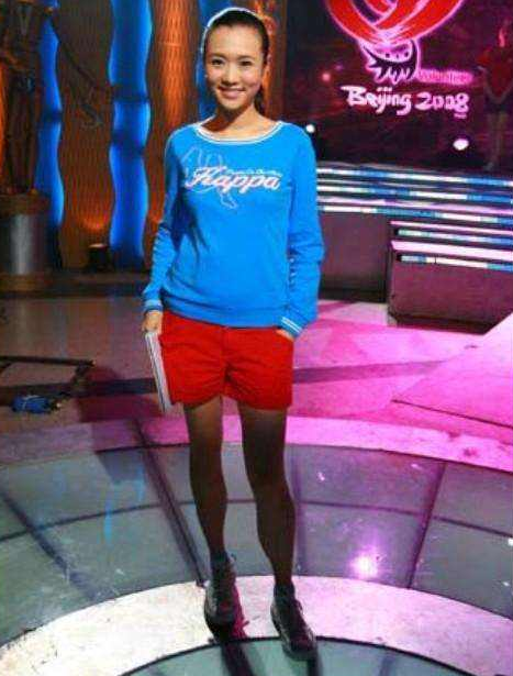 央视主播王曦梁，长腿颜值高3次主持《豪门盛宴》，工作21年0失误