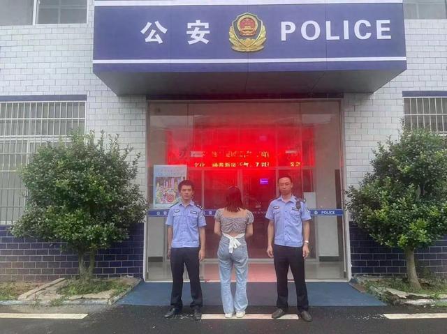 女主播户外直播涉黄当场被抓,已被采取刑事强制措施