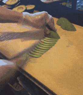 郑凯前女友程晓玥穿紧身裤直播，私处若隐若现，明星也开始擦边