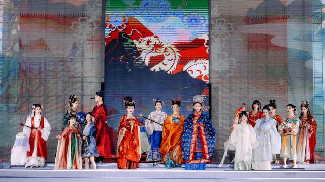 一夜爆卖4500万!李佳琦“变装”,投资人追捧,又一百亿新市场