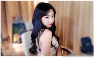 女主播裸奔(女主播忘关摄像头，换衣全过程被直播，画面让人不堪入目)