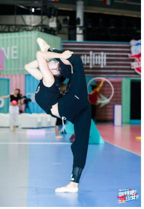 美女阿心在陌陌《燃烧吧！少女》展示高难度动作