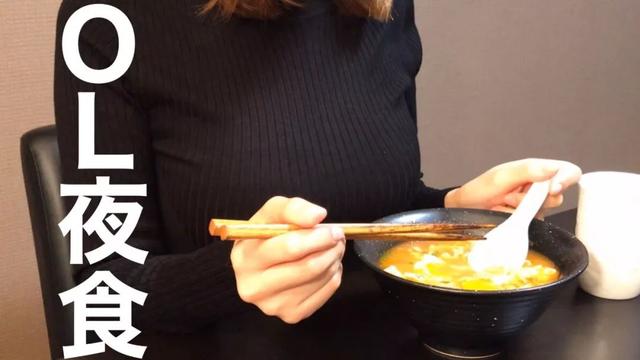 日本女主播在巨乳上打印广告,网友:完全没法拒绝