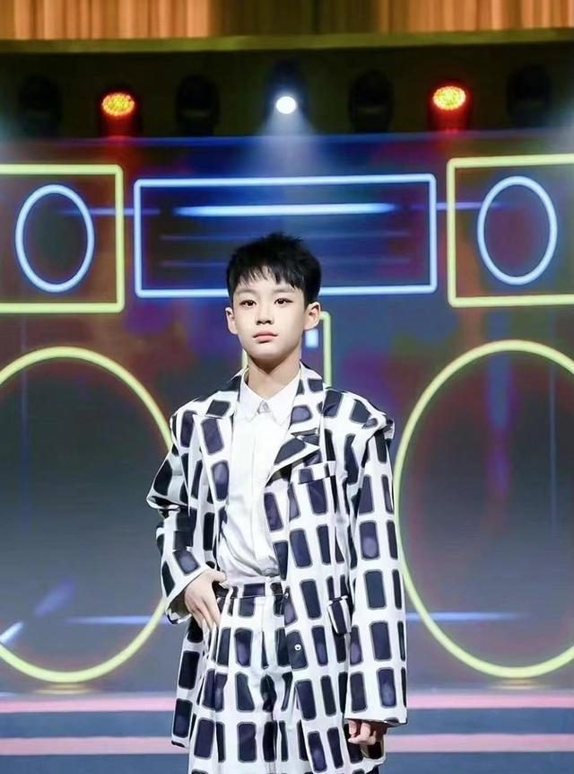 曹颖近况惹热议!在韩国夜市小店卖货,浓妆艳抹,网友傻眼认不出