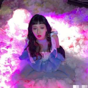 韩国女主播金艺贞19(泫雅曝拍摄花絮，高抬腿用脚比心，大波浪卷发优雅蚂蚁腰好细)