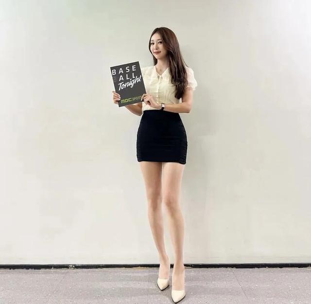 极品美女主持人!黑丝大长腿,太无敌了