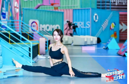 美女阿心在陌陌《燃烧吧！少女》展示高难度动作