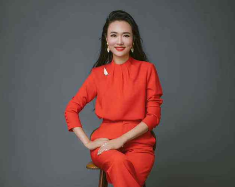 央视主播王曦梁，长腿颜值高3次主持《豪门盛宴》，工作21年0失误