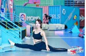 陌陌美女主播一字马(美女阿心在陌陌《燃烧吧少女》展示高难度动作)