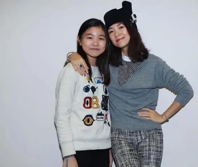 汪峰两个女儿不一般，小苹果高挑小梨涡，章子怡的醒醒都这么尴尬