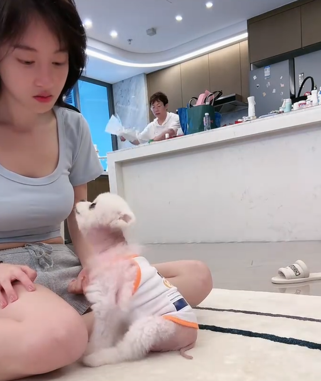 故意还是不小心?冯提莫直播又走光,尺度越来越大了