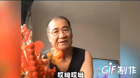 笑死人，看看直播关美颜后，女主播的表情变化，小撒直夸自己帅呆