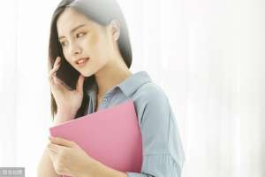 女主播哈士奇(小说：极品美女开直播，穿越成哈士奇的小伙偷笑了，还趴她怀里)