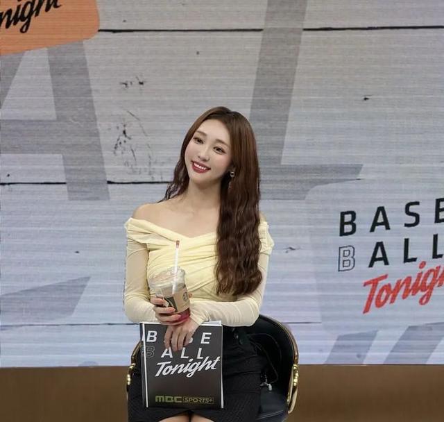 极品美女主持人!黑丝大长腿,太无敌了