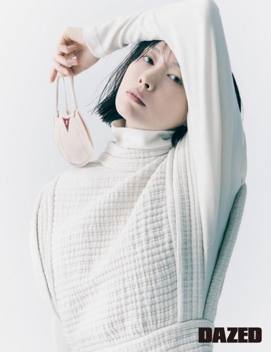 韩国女艺人李娜英拍口罩主题时装写真