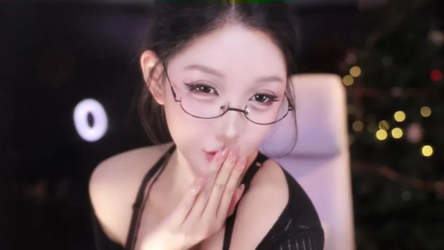 月供30万逼疯顶流！米娜穿五层裤跳舞仍被封：直播不脱活该饿死？