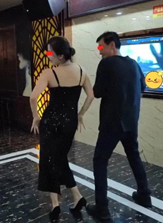 女子穿吊带裙参加聚会,在KTV大秀妖娆舞姿,只要丈夫不知道就行