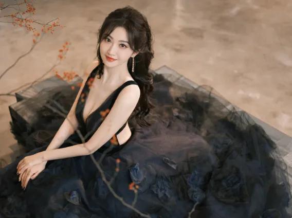 星光大赏太炸裂了!抢话筒露胸贴,各种失误迷路摔倒还下跪