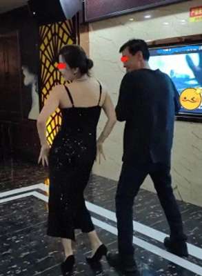 winktv女主播 双人大秀(女子穿吊带裙参加聚会，在KTV大秀妖娆舞姿，只要丈夫不知道就行)